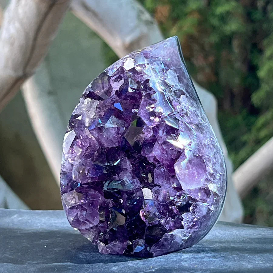 Geodă naturală de ametist violet cu cristale strălucitoare