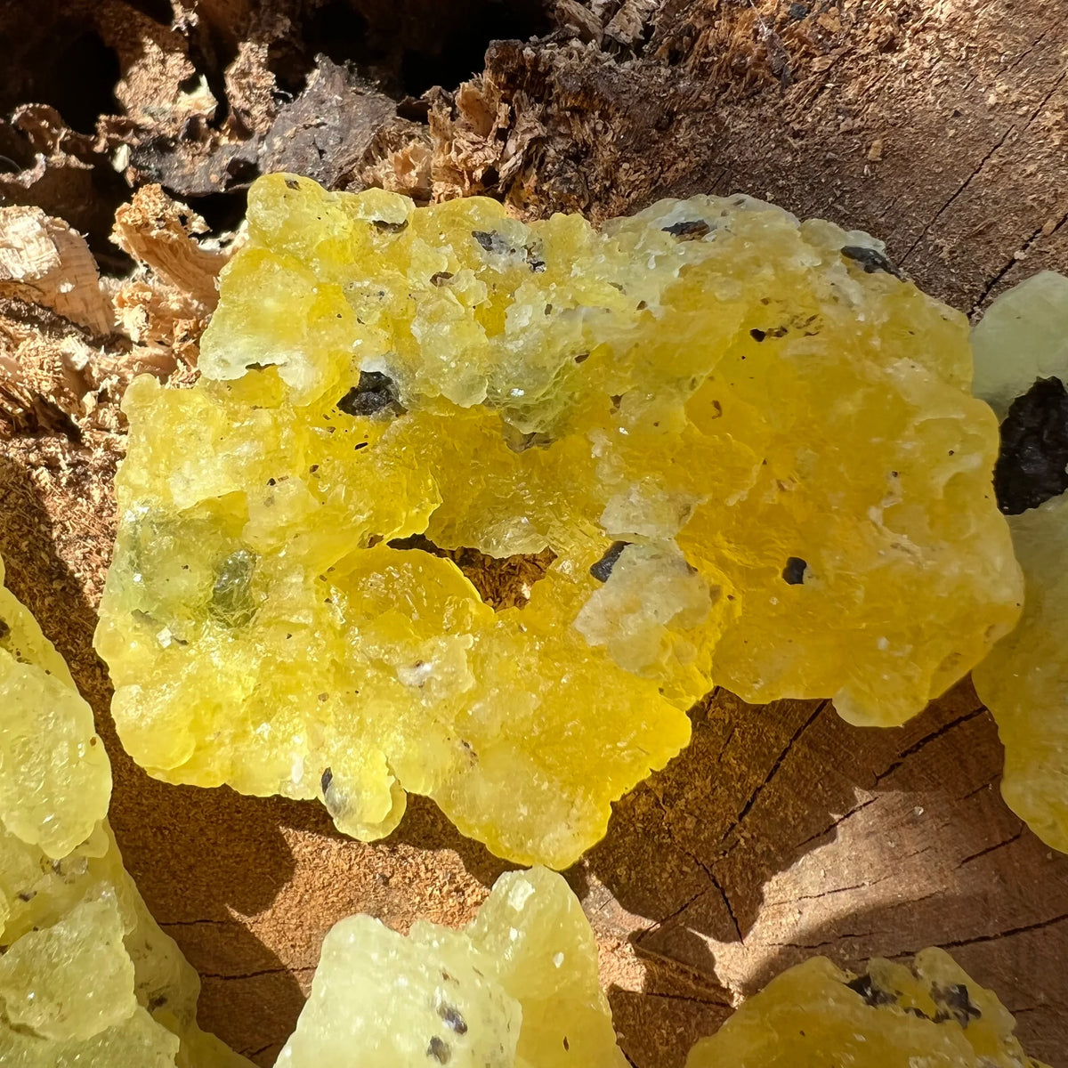 UN CLUSTER DE CRISTAL BRUCIT DE CULOARE GALBEN INTENS