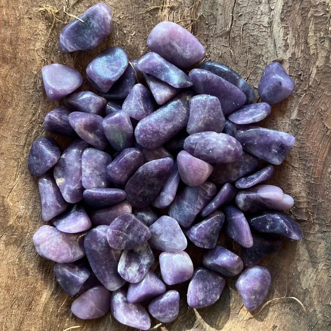 Lepidolit piatră naturală șlefuită, nuanțe de mov și liliachiu, cristale pentru calm și echilibru emoțional