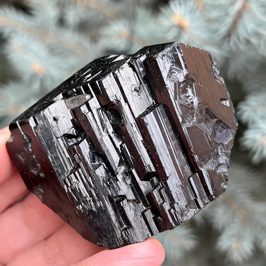 Cluster natural de turmalină neagră brută – cristal de protecție, împământare și echilibru energetic