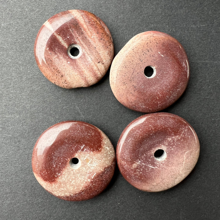 Pietre Shiva Lingam naturale din râul Narmada, India – simbol al echilibrului sacru și al uniunii energiilor masculine și feminine