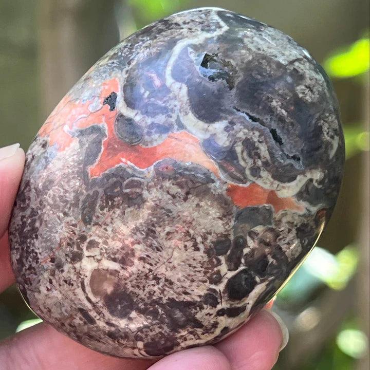 Riolite natural – piatră vulcanică șlefuită, cu modele unice în nuanțe de portocaliu, gri și maro