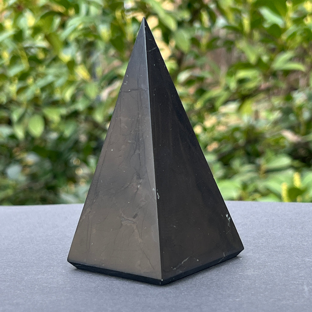 Piramida shungit polisat 10 * 5 cm, pietre semipretioase - druzy.ro 2 