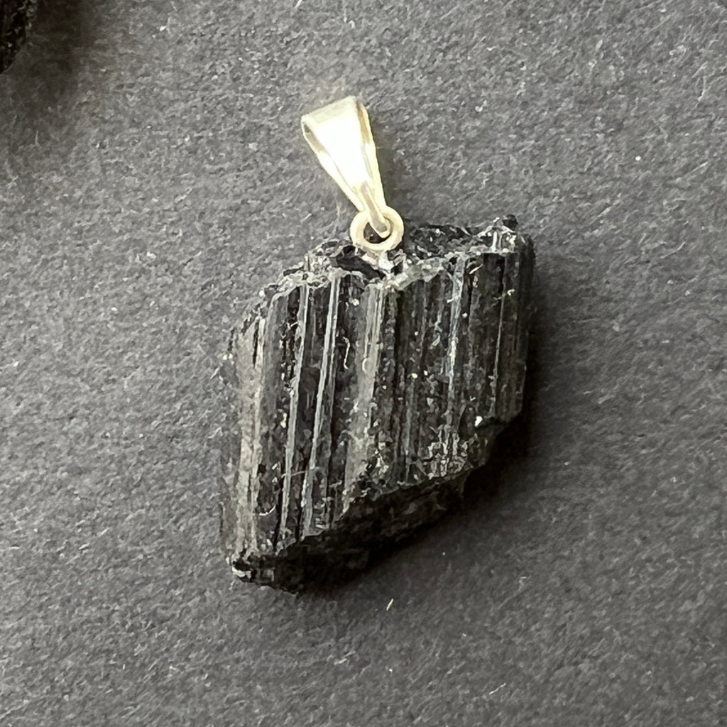 Pandantiv turmalina neagra brut, pietre semipretioase - druzy.ro 2 