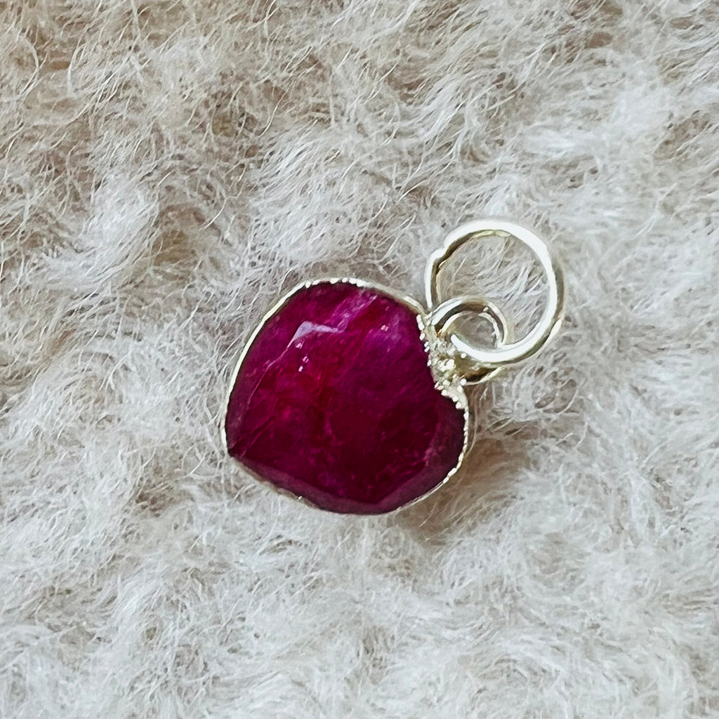 Pandantiv mini rubin inima 1 cm, piatra lunii iulie, birthstone, pietre semipretioase - druzy.ro 1