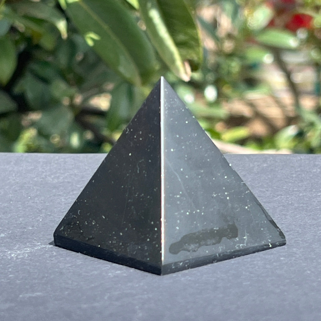 Piramida onix negru 4-5 cm, pietre semipretioase - druzy.ro 1 