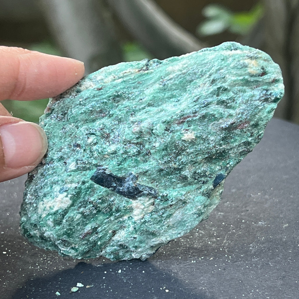 Kianit albastru (cianit) in fucsit piatra bruta | Model 9, pietre semipretioase - druzy.ro 2 