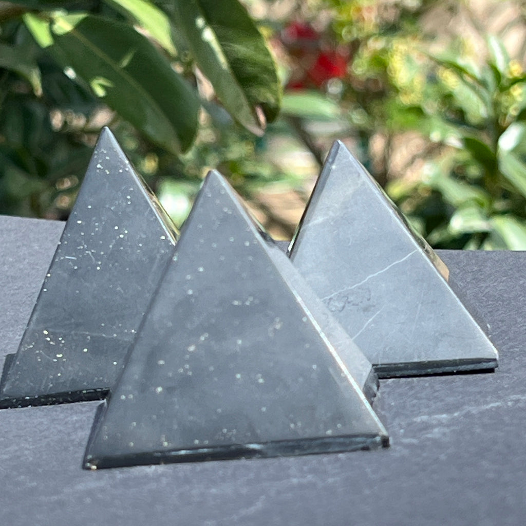 Piramida onix negru 4-5 cm, pietre semipretioase - druzy.ro 2 