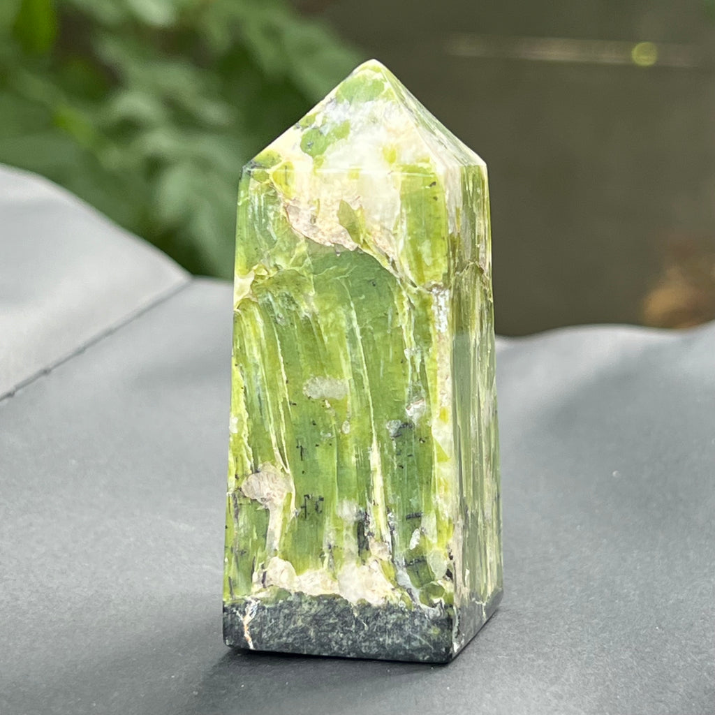 Turn obelisc tremolit model 5, pietre semipretioase - druzy.ro 5 