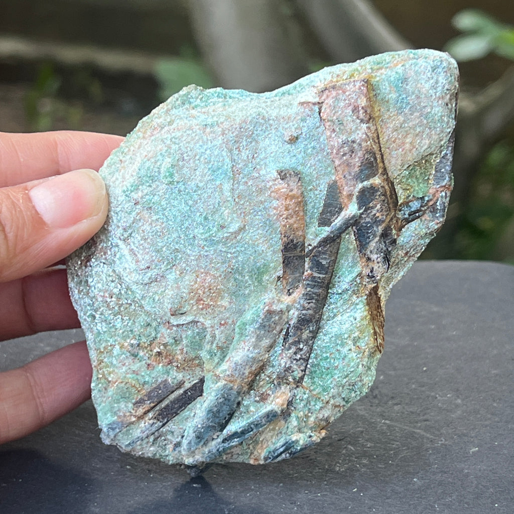 Kianit albastru (cianit) in fucsit piatra bruta m2, pietre semipretioase - druzy.ro 1 