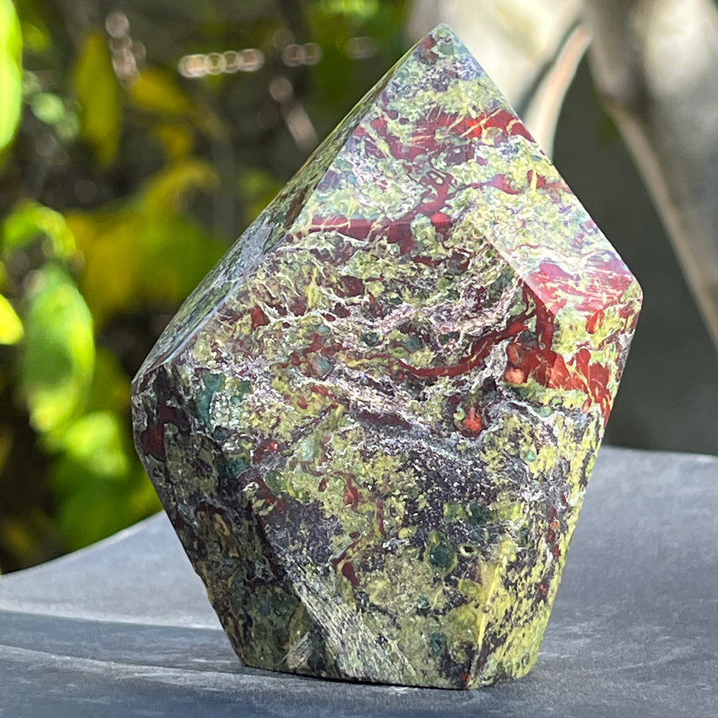 Piatra sangele dragonului (epidot&piedmontit) generator model AF2, druzy.ro, cristale 1
