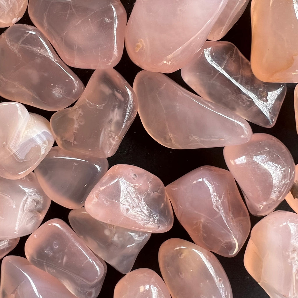 Calcedonie roz piatra rulata, druzy.ro, cristale 2