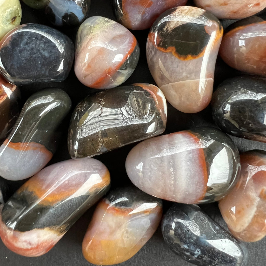 Sardonix piatra curajului si protectiei, piatra rulata, m3, trio, druzy.ro, cristale 1