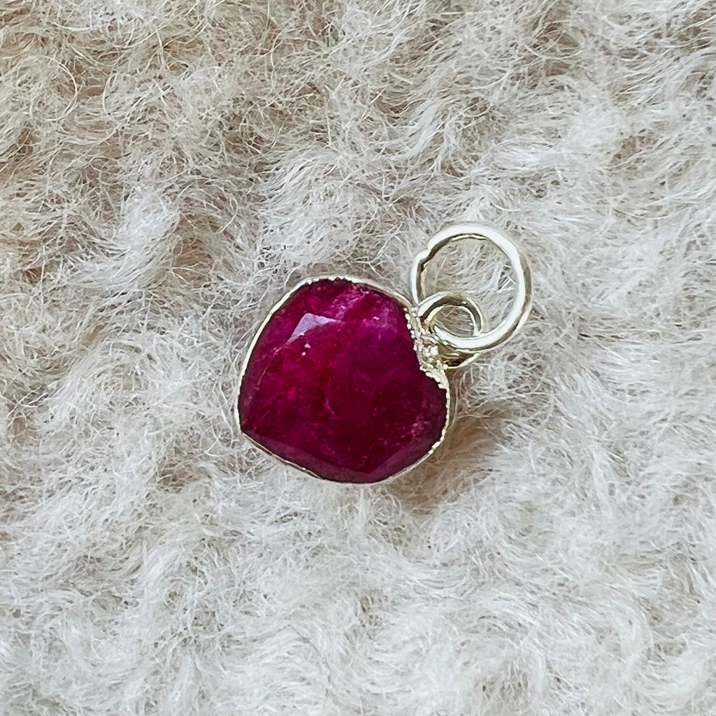 Pandantiv mini rubin inima 1 cm, piatra lunii iulie, birthstone, pietre semipretioase - druzy.ro 2