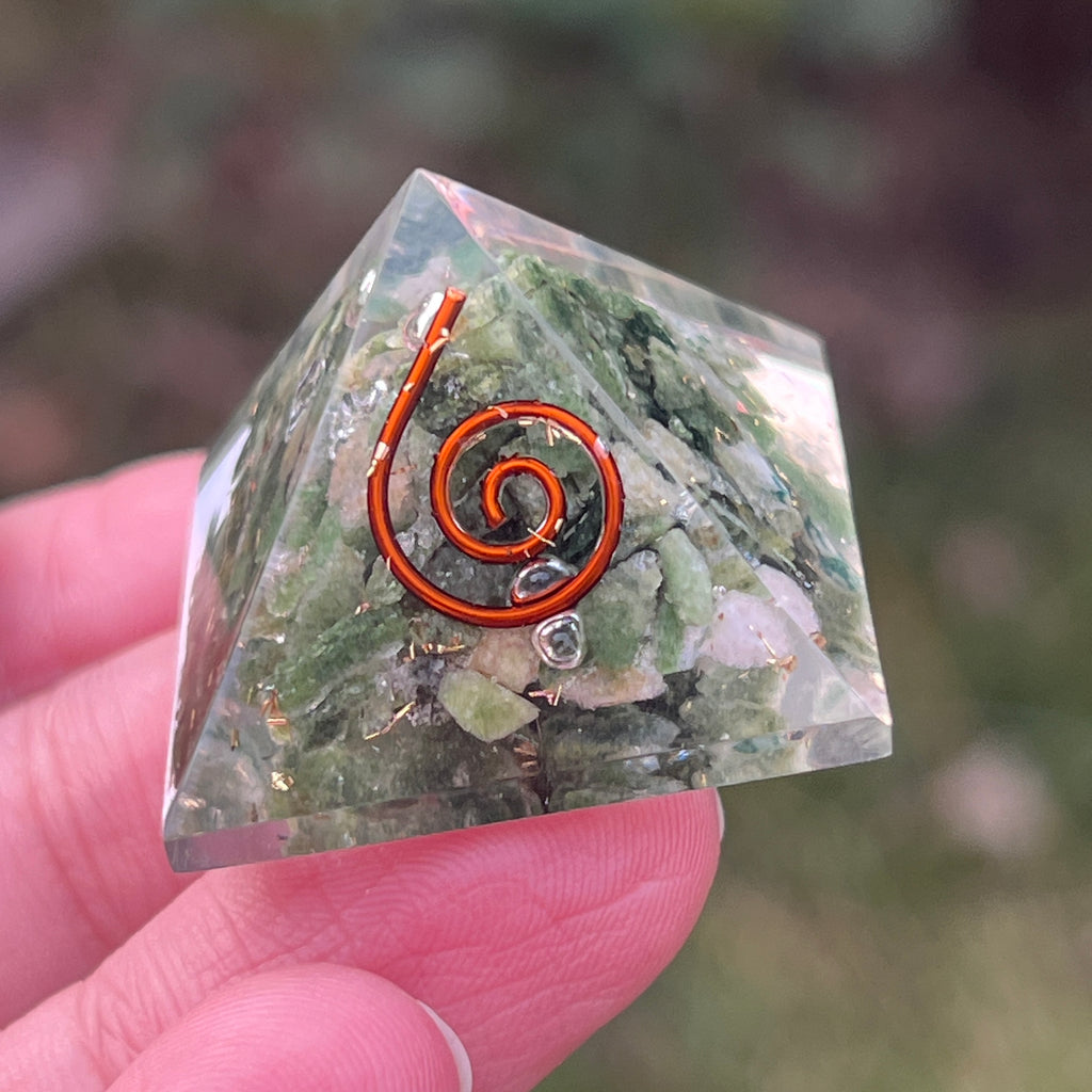 Piramida cuart verde in rasina 3 cm, pietre semipretioase - druzy.ro 1 