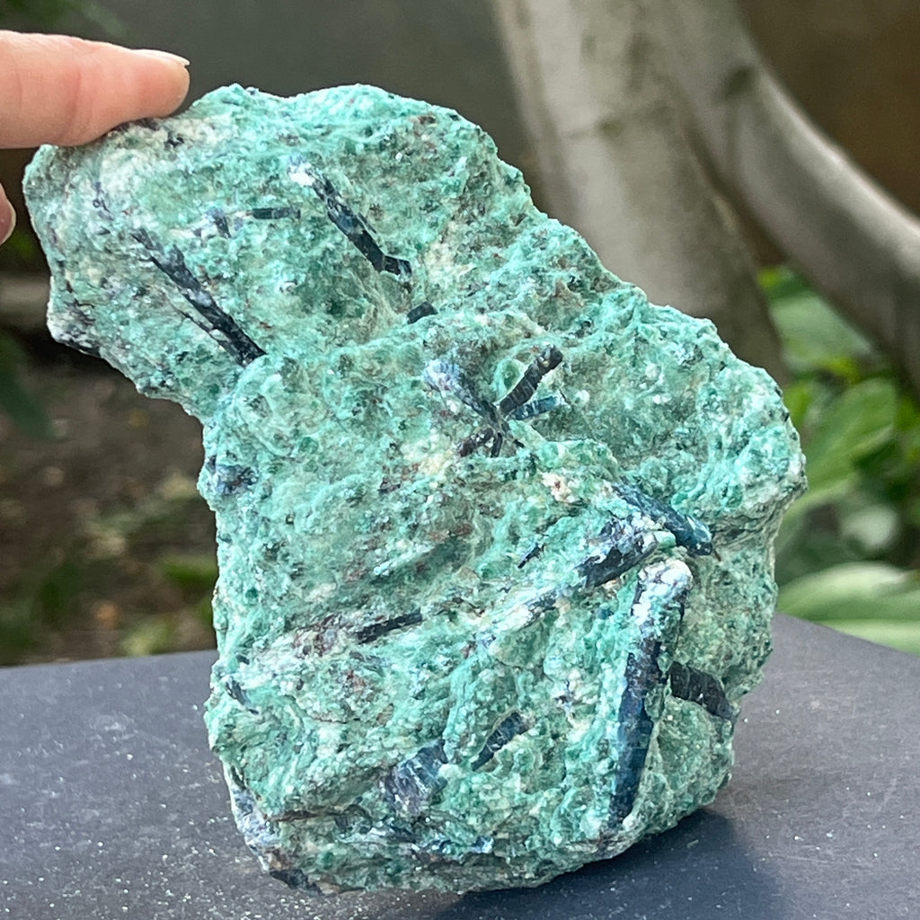 Kianit albastru (cianit) in fucsit piatra bruta | Model 14, pietre semipretioase - druzy.ro 2 