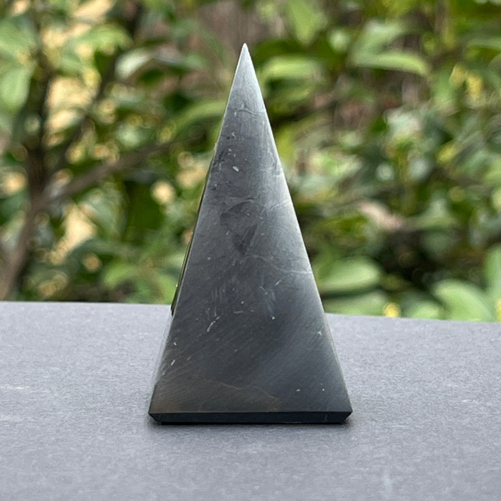 Piramida shungit polisat 6 * 3 cm, pietre semipretioase - druzy.ro 1 