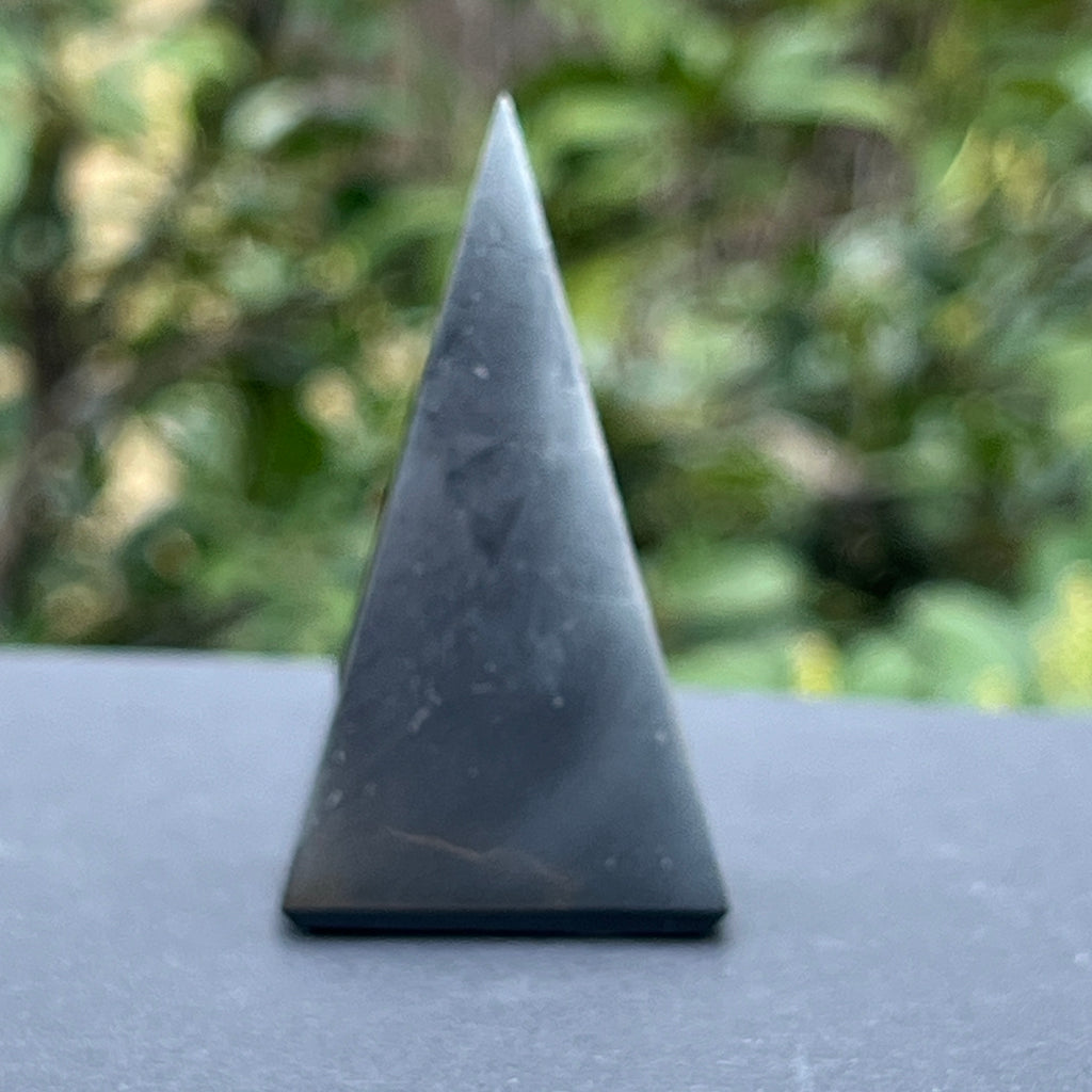 Piramida shungit polisat 6 * 3 cm, pietre semipretioase - druzy.ro 2 