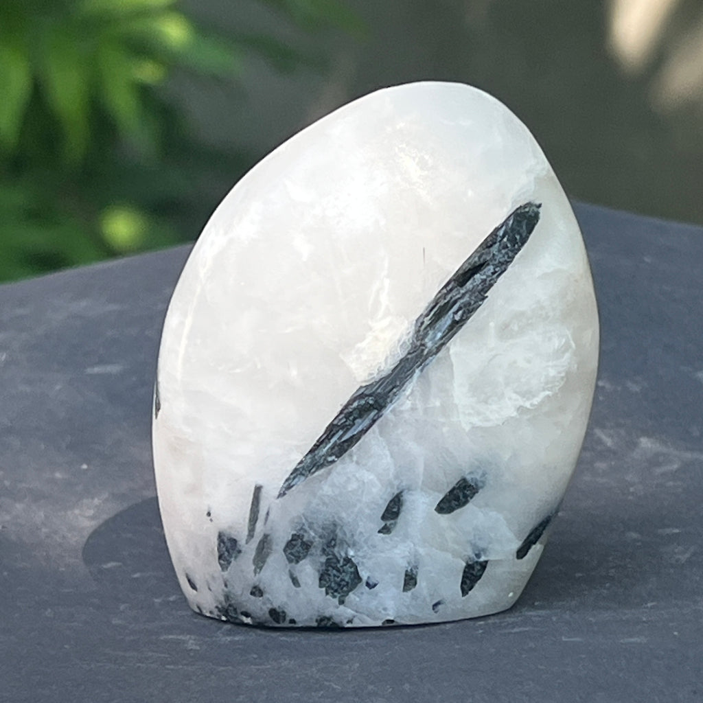 Sculptura turmalină neagră cu piatra lunii forma libera | Model 3, pietre semipretioase - druzy.ro 3 