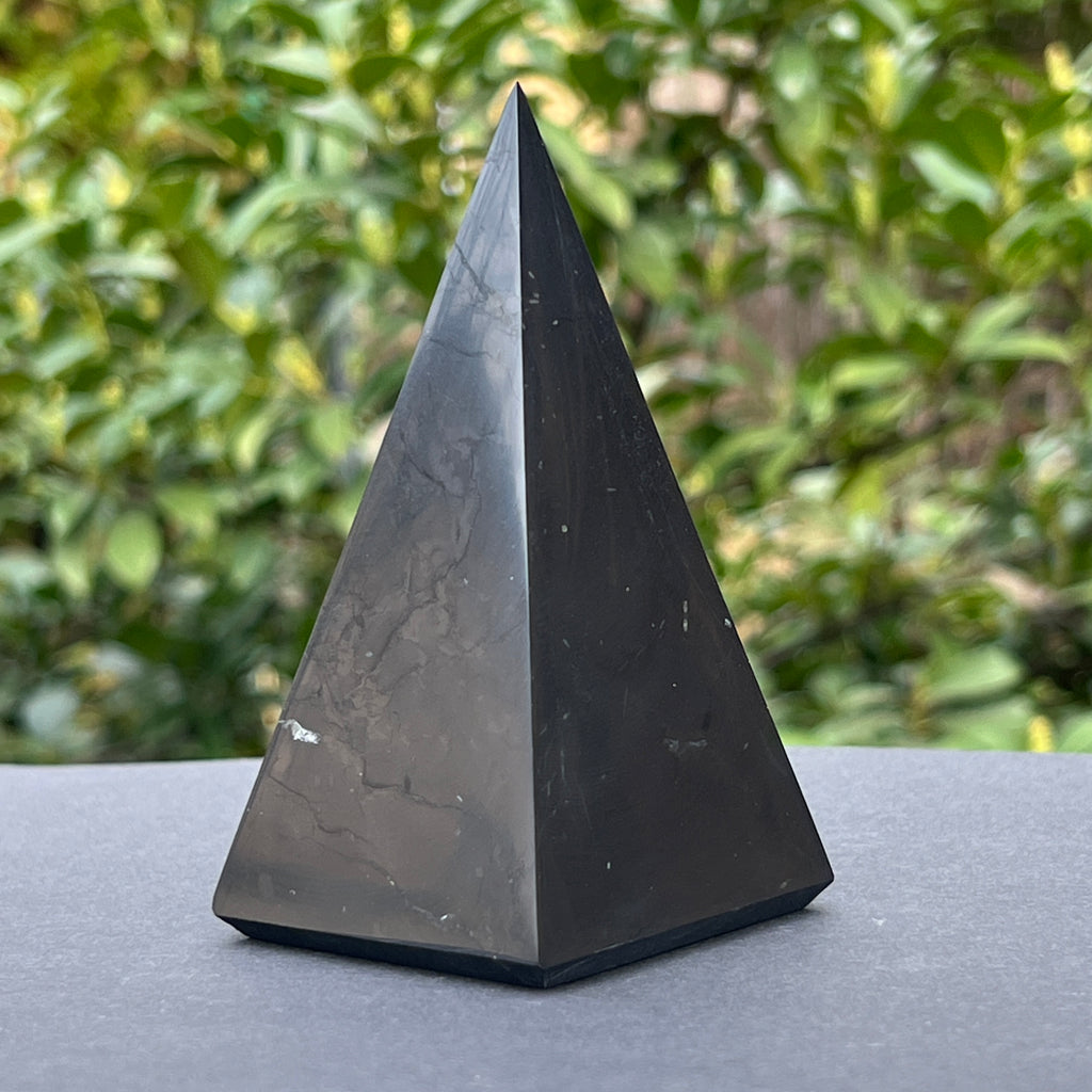 Piramida shungit polisat 10 * 5 cm, pietre semipretioase - druzy.ro 1 