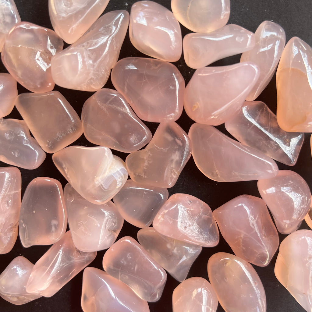 Calcedonie roz piatra rulata, druzy.ro, cristale 1