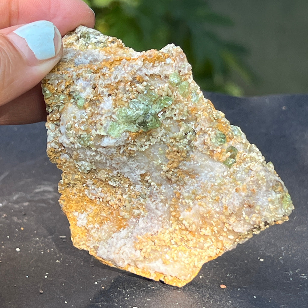 Cluster granat verde Demantoid pe matrice – specimen brut din Erongo, Namibia | Model 3, pietre semipretioase - druzy.ro 2 