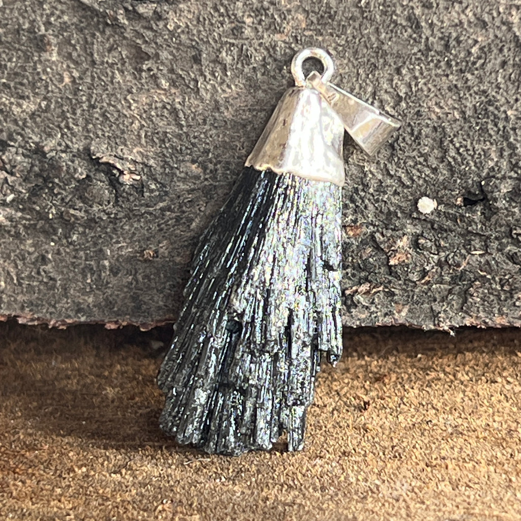 Pandantiv Kianit negru (Cianit) brut, pietre semipretioase - druzy.ro 1 