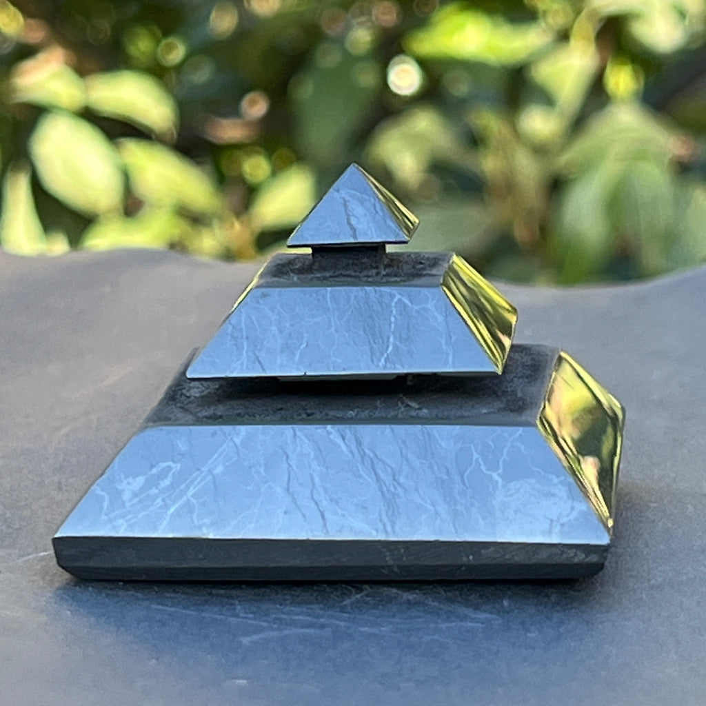 Piramida shungit 5 cm Sakkara, pietre semipretioase - druzy.ro 1 