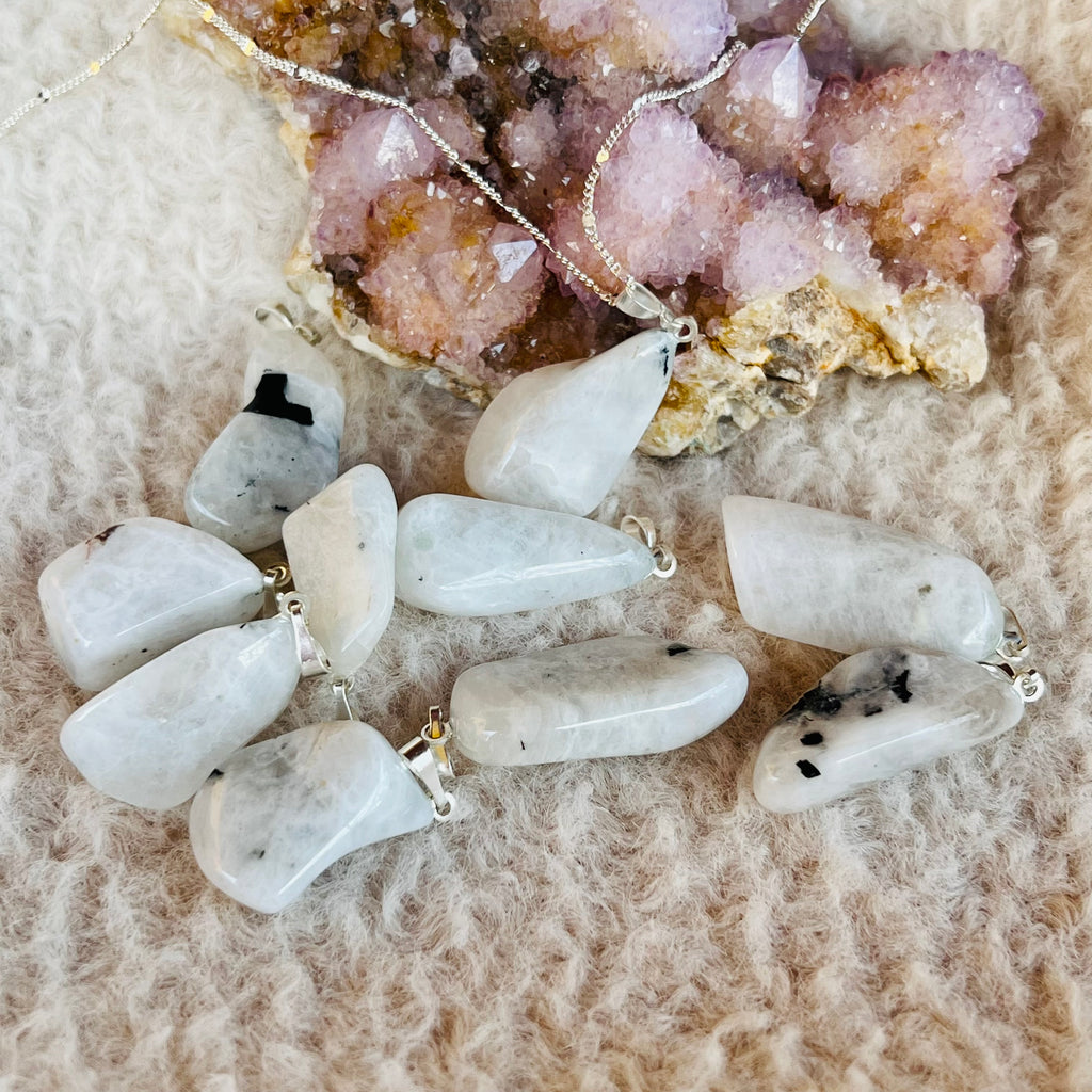 Pandantiv piatra lunii rulata, druzy.ro, cristale 2