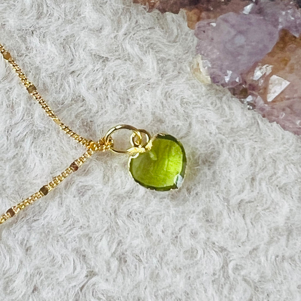 Pandantiv inima peridot 1 cm,  piatra lunii august, birthstone, druzy.ro, cristale 2