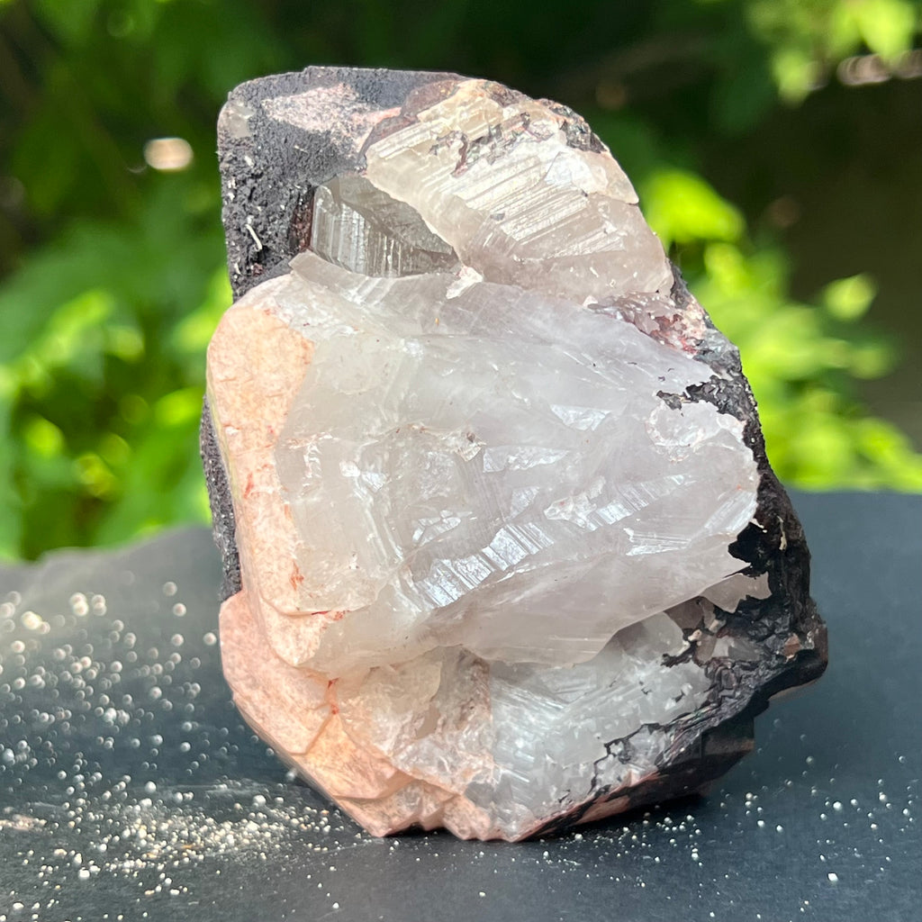 Cluster cuart Blacknit cu goetita si hematit model 4a/3 din Madagascar, pietre semipretioase - druzy.ro 2