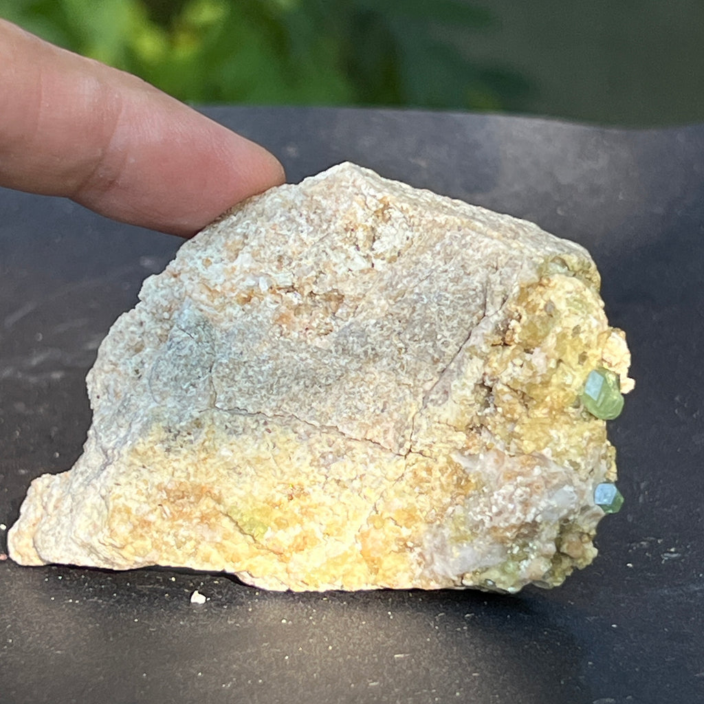 Cluster granat verde Demantoid pe matrice – specimen brut din Erongo, Namibia | Model 8, pietre semipretioase - druzy.ro 4 