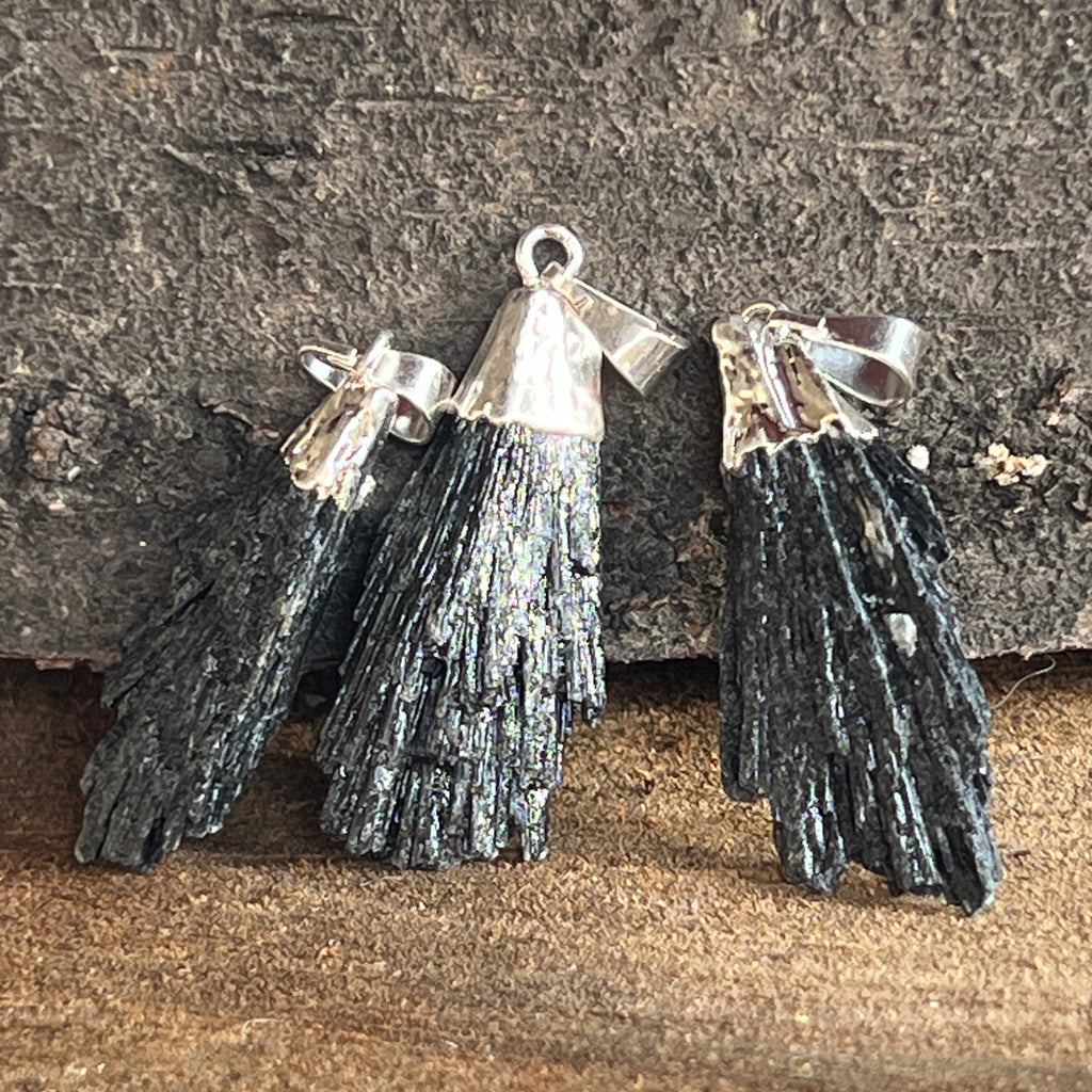 Pandantiv Kianit negru (Cianit) brut, pietre semipretioase - druzy.ro 2 