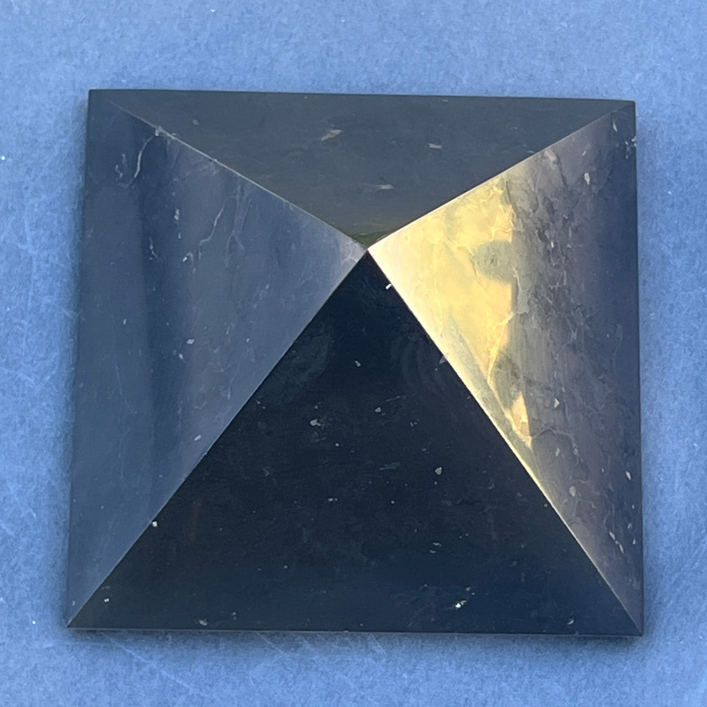 Piramida shungit polisat 10 cm, pietre semipretioase - druzy.ro 2 
