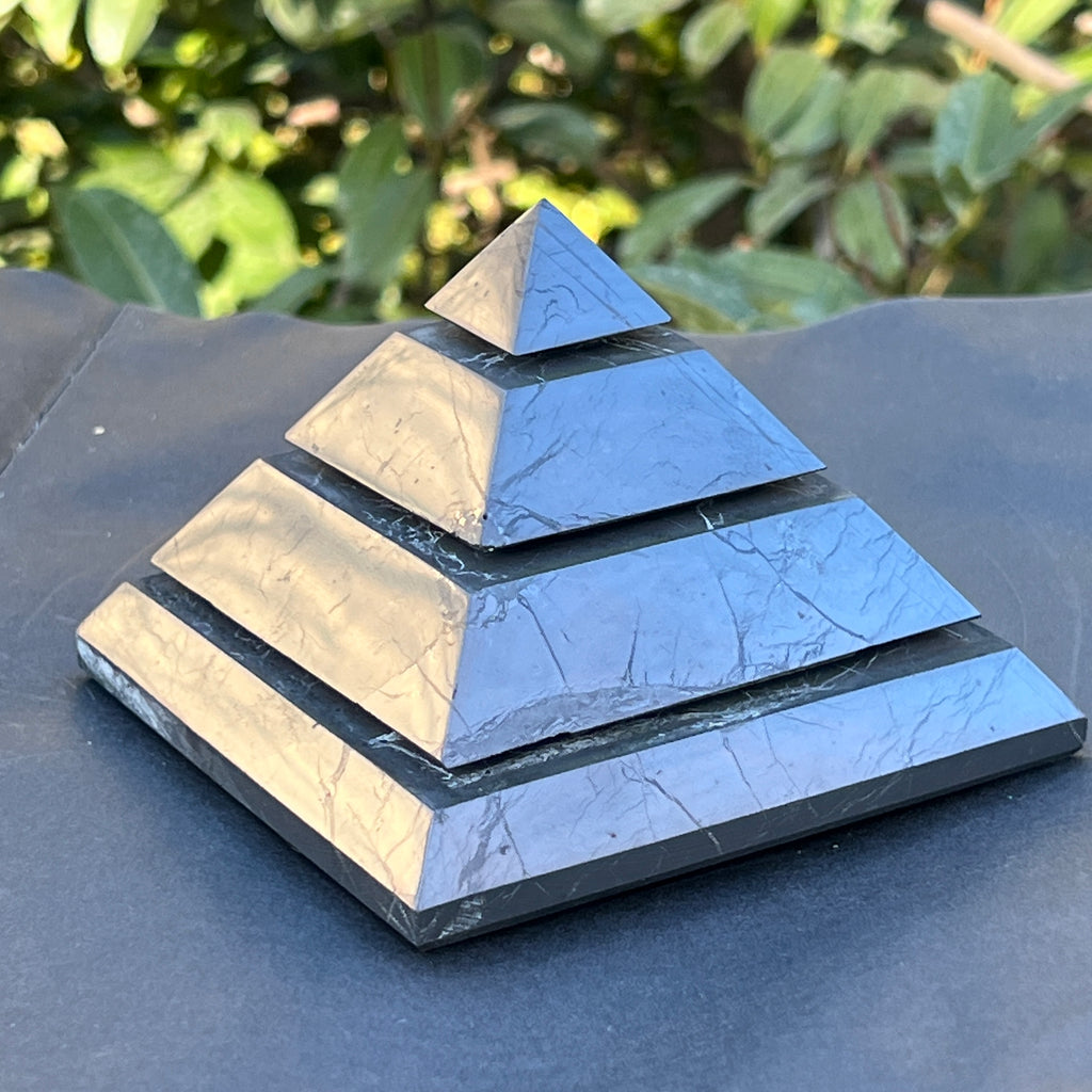 Piramida shungit 10 cm Sakkara, pietre semipretioase - druzy.ro 1 