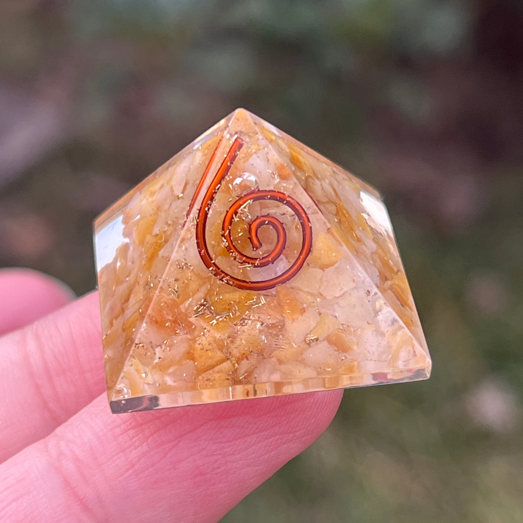 Piramida citrin in rasina 3 cm, pietre semipretioase - druzy.ro 1 