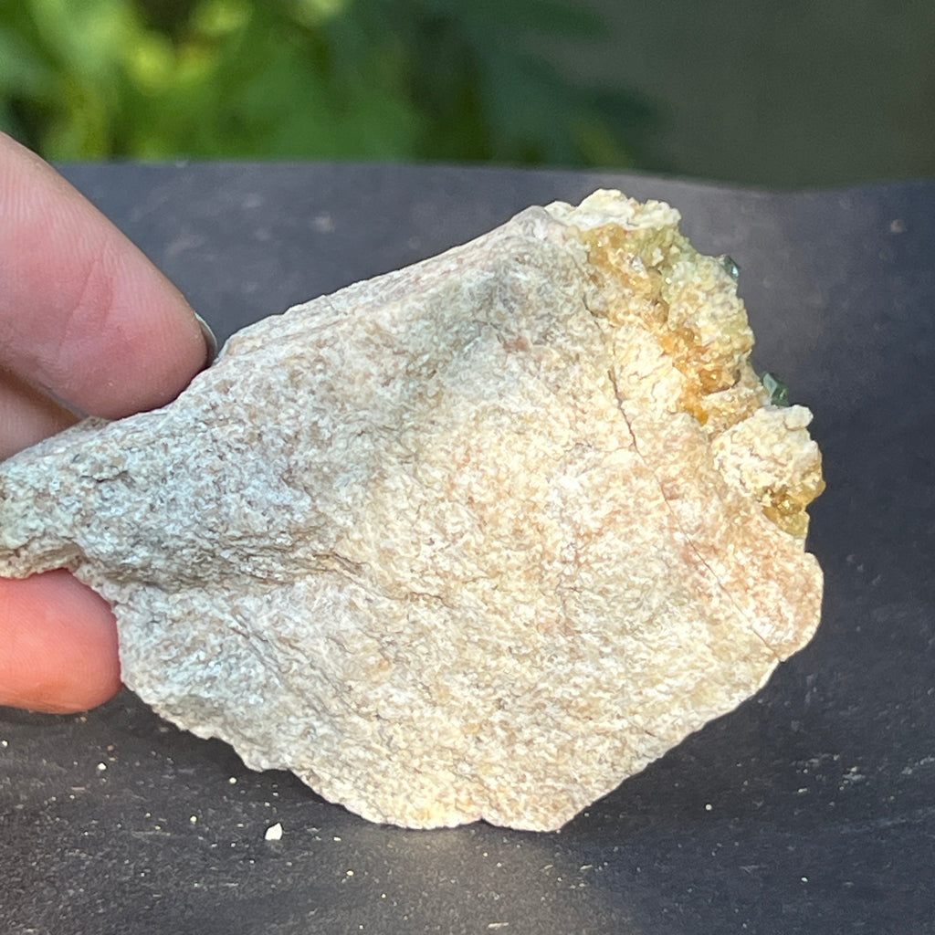 Cluster granat verde Demantoid pe matrice – specimen brut din Erongo, Namibia | Model 8, pietre semipretioase - druzy.ro 3 