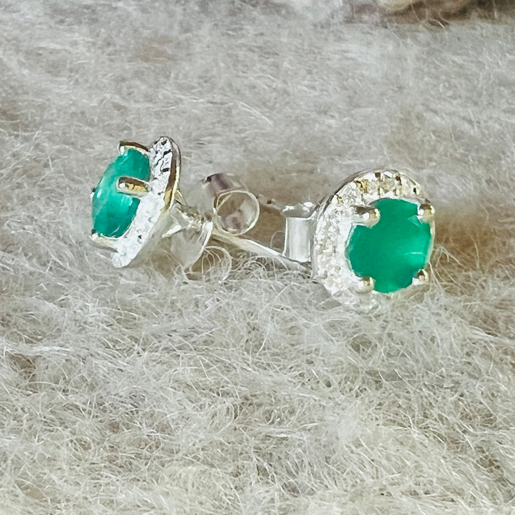 Cercei stud onix verde, topaz alb 8 mm model 2, druzy.ro, pietre semipretioase 4