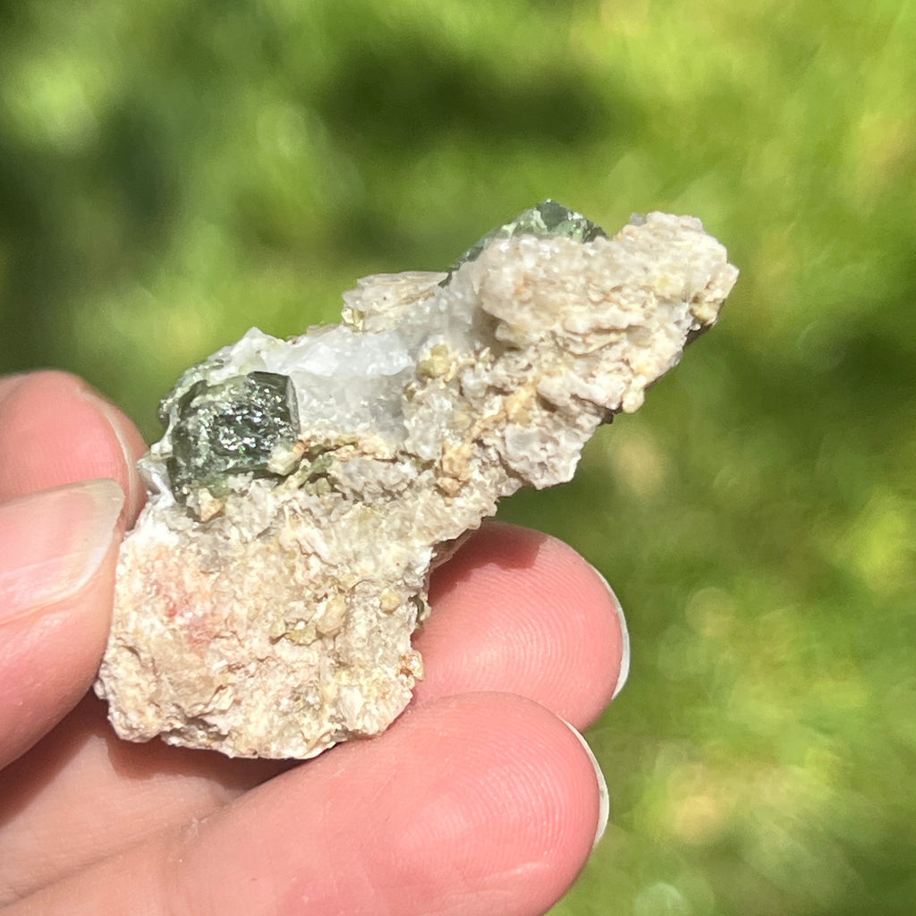 Cluster granat verde Demantoid pe matrice – specimen brut din Erongo, Namibia | Model 7, pietre semipretioase - druzy.ro 4 
