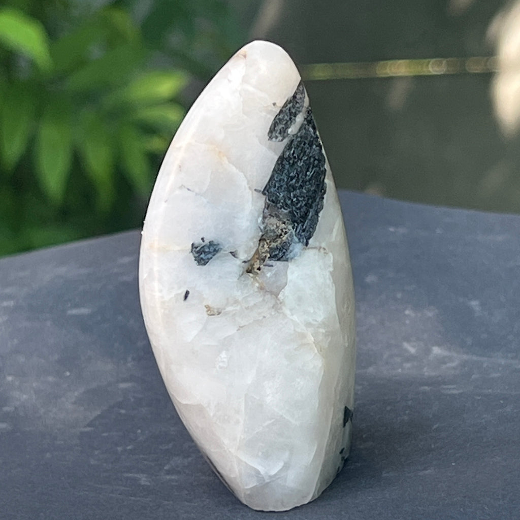 Sculptura turmalină neagră cu piatra lunii forma libera | Model 2, pietre semipretioase - druzy.ro 2 