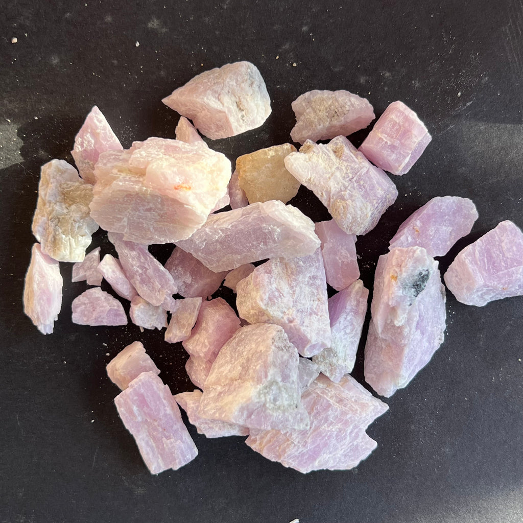 Kunzit piatra bruta, spartura kunzit, druzy.ro, cristale 1