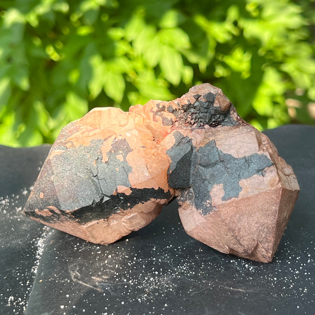 Cluster cuart Blacknit cu goetita si hematit model 4a/6 din Madagascar, pietre semipretioase - druzy.ro 1