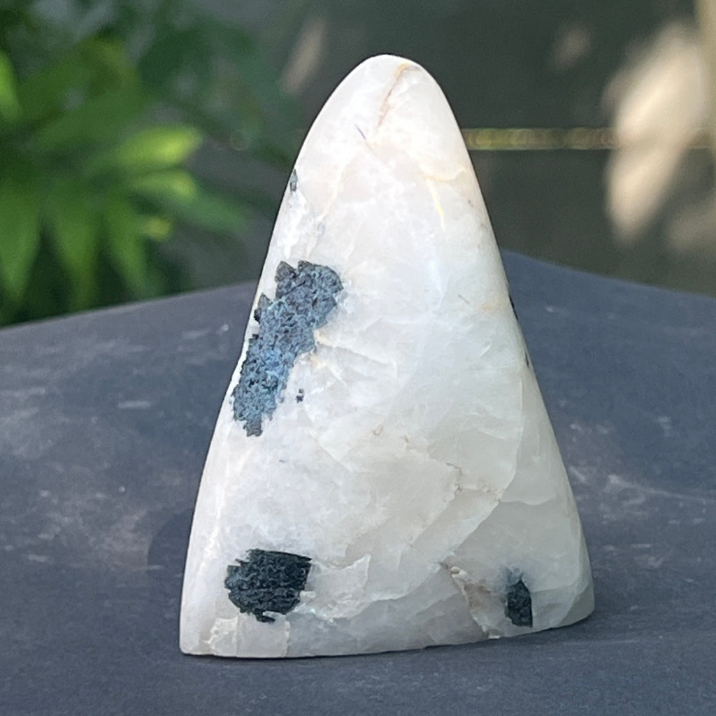 Sculptura turmalină neagră cu piatra lunii forma libera | Model 2, pietre semipretioase - druzy.ro 3 