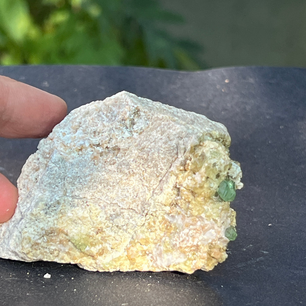 Cluster granat verde Demantoid pe matrice – specimen brut din Erongo, Namibia | Model 8, pietre semipretioase - druzy.ro 2 