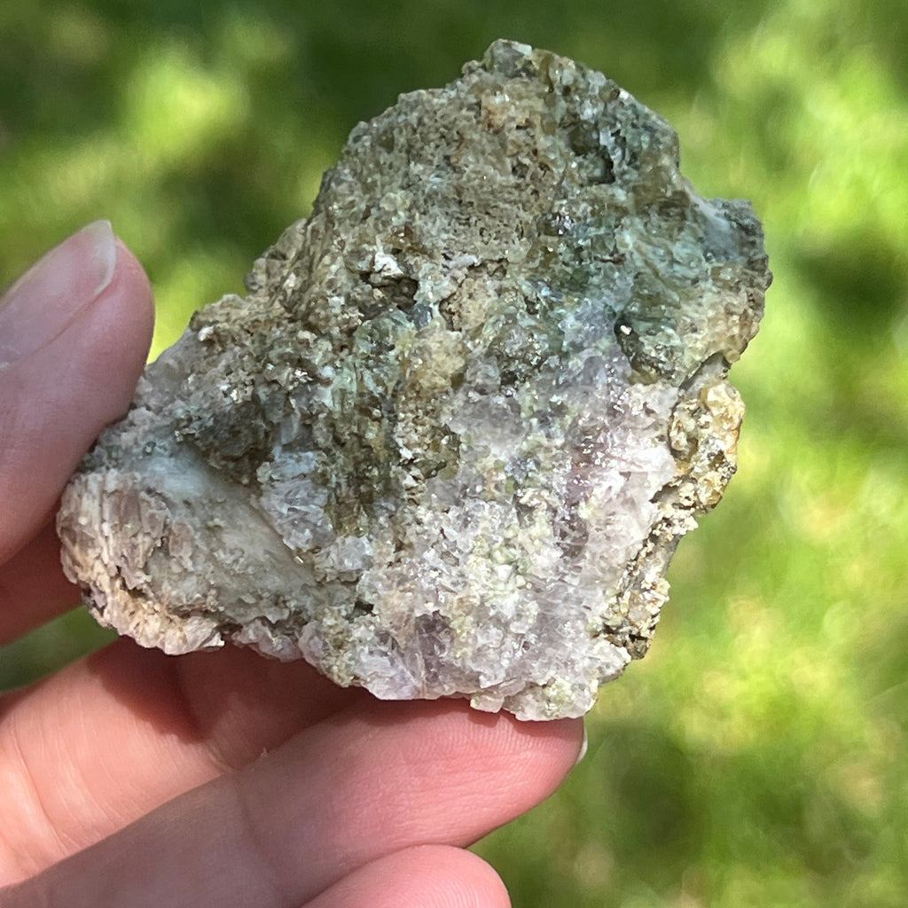 Cluster granat verde Demantoid pe matrice – specimen brut din Erongo, Namibia | Model 4, pietre semipretioase - druzy.ro 4 