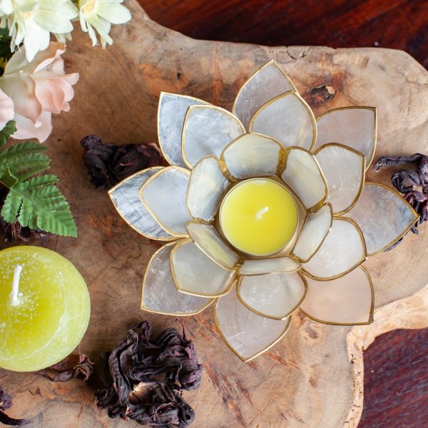 Suport lumanare alb natural floare lotus din Philippine cu cochilii Capiz, druzy.ro 2