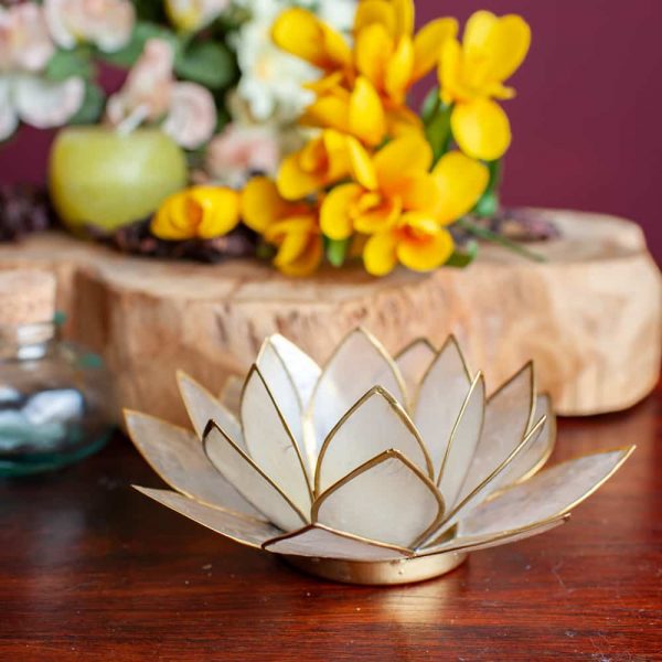 Suport lumanare alb natural floare lotus din Philippine cu cochilii Capiz, druzy.ro 3