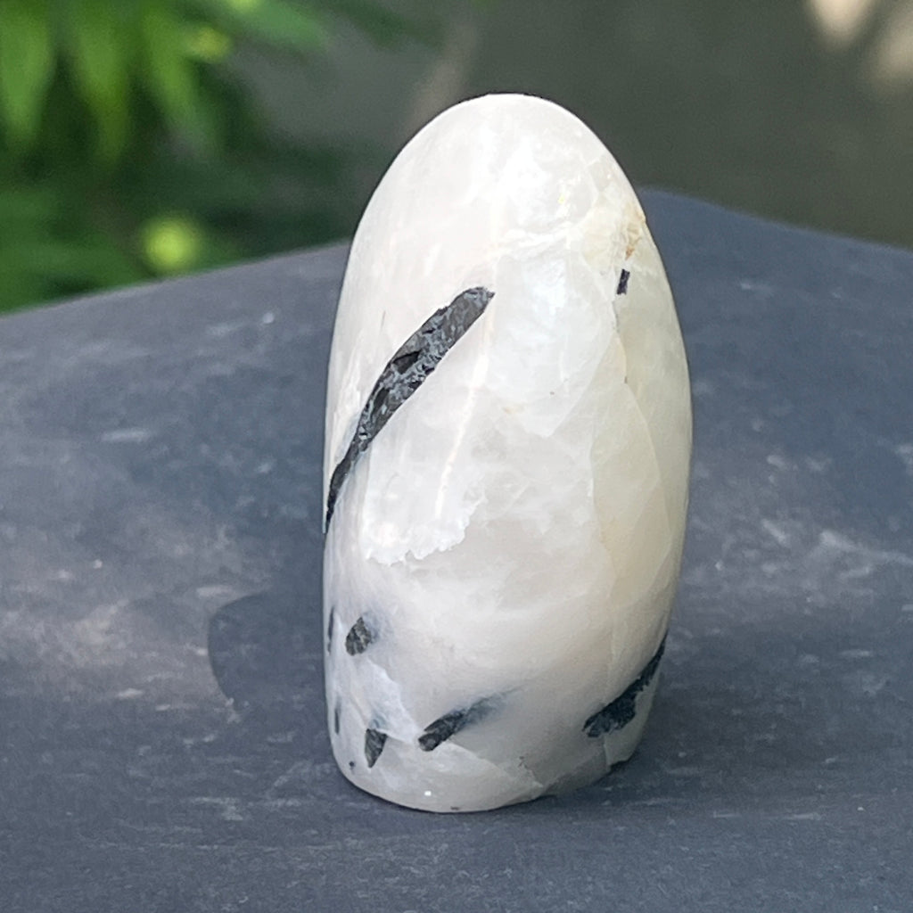 Sculptura turmalină neagră cu piatra lunii forma libera | Model 3, pietre semipretioase - druzy.ro 2 