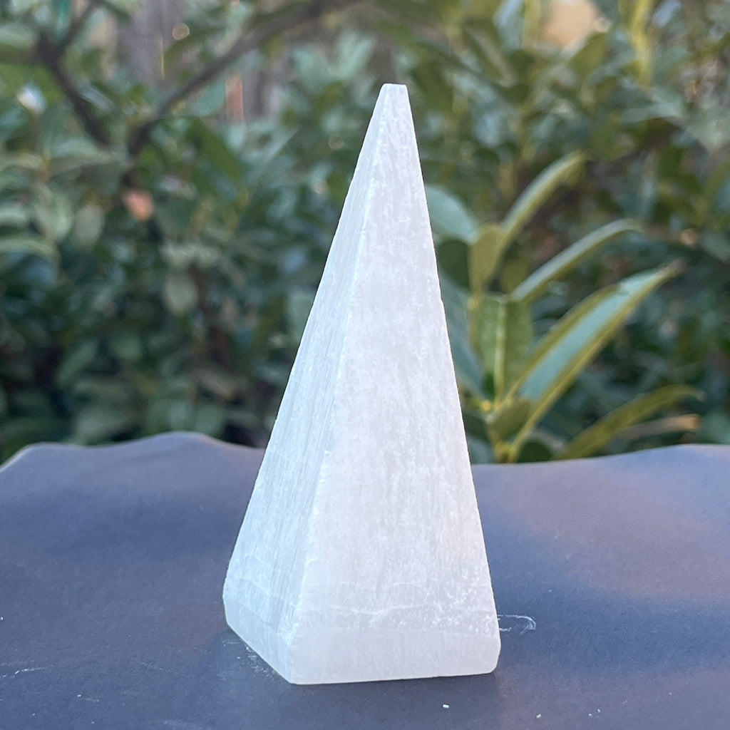 Piramida selenit 10 cm, pietre semipretioase - druzy.ro 1 