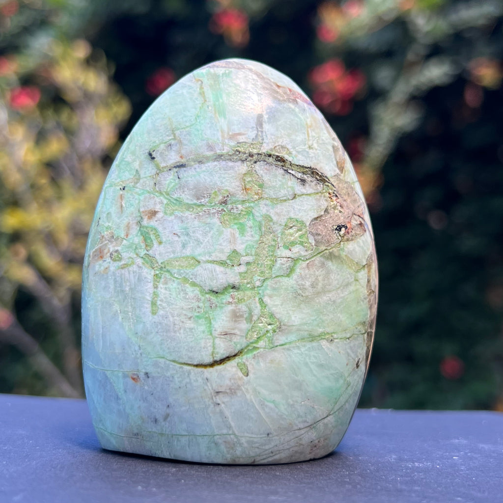 Piatra lunii cu garnierit structura forma libera m4, druzy.ro, cristale 1